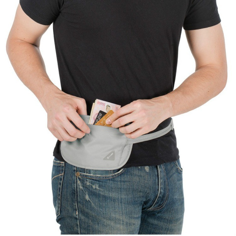 sklep pływacki aqua-swim.pl BIODRÓWKA ANTYKRADZIEŻOWA COVERSAFE X100 PACSAFE NEUTRAL GREY na modelu sklep pływacki aqua-swim.pl BIODRÓWKA ANTYKRADZIEŻOWA COVERSAFE X100 PACSAFE NEUTRAL GREY na modelu