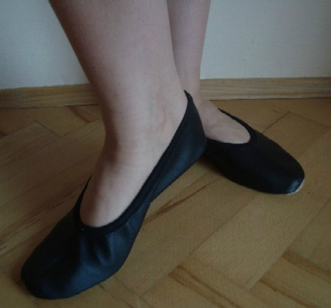 sklep pływacki aqua-swim.pl BALETKI SKÓRZANE DO TAŃCA GIMNASTYKI RYTMIKI r. 31 CZARNE na modelu sklep pływacki aqua-swim.pl BALETKI SKÓRZANE DO TAŃCA GIMNASTYKI RYTMIKI r. 31 CZARNE na modelu
